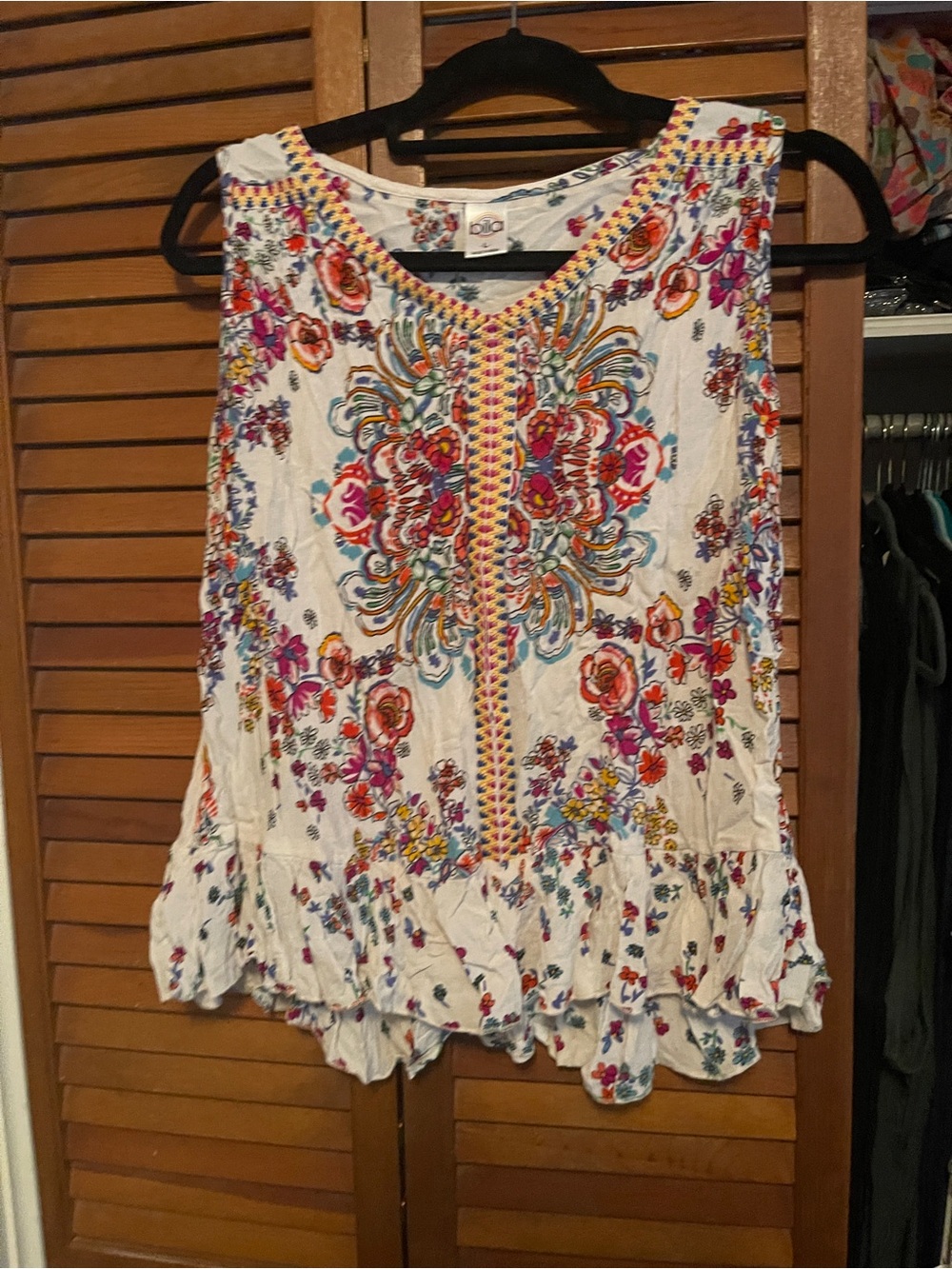 Bila White Floral Embroidered Ruffle-Hem Camisole
